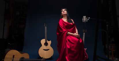 Ava Lucia mit Gitarre